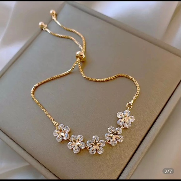 None Jewelry - Women’s adjustable gold flower bracelet